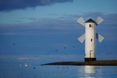 2023-11-27; Stawa Mlyny, Yel değirmeni şeklindeki navigasyon feneri Swinoujscie, Polonya