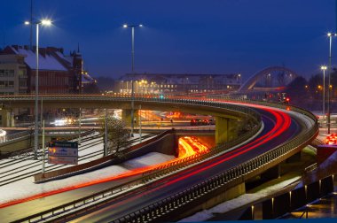 2022-12-09; Gdansk Poland arabalarının izlerini taşıyan akşam yolu