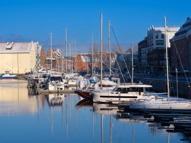 2022-12-09 yatları Gdansk Polonya iskelesinde.