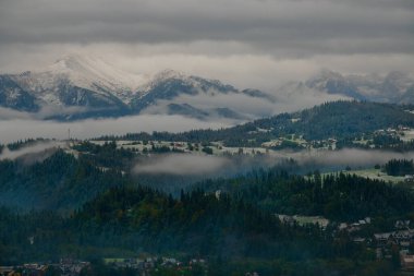 Tatra Dağları 'nın ilk kar manzarası Polonya