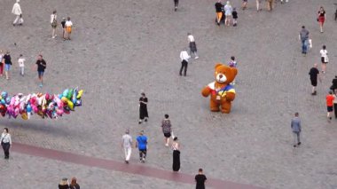 02 07 2023: Polonya 'nın Eski Varşova kasabasındaki Castle Square' e insanlar taşındı. zaman aşımı