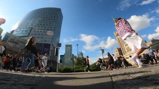 2023 Люди Пішохідному Переході Тлі Палацу Науки Культури Варшаві Польща — стокове відео