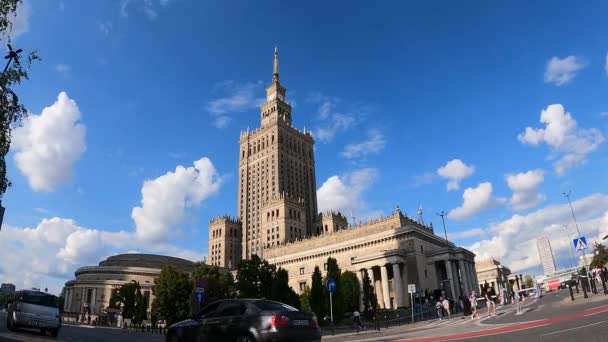 2023 Tráfico Automóviles Contexto Del Palacio Ciencia Cultura Varsovia Polonia — Vídeo de stock