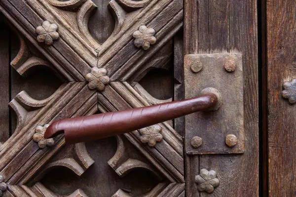 Ahşap Bir Kapının Arkasında Antika Demir Bir Kol Var Telifsiz Stok Fotoğraflar