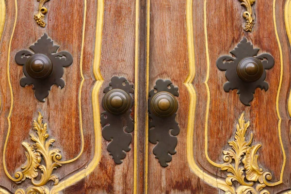 木製のドアの背景にあるアンティークな鉄のハンドル ストック写真