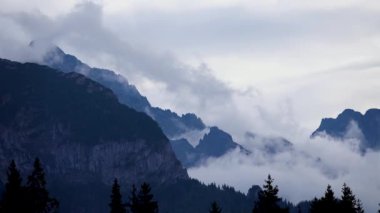 Polonya 'daki Tatra Dağları' nın arka planında bulutların hızlandırılmış hareketi
