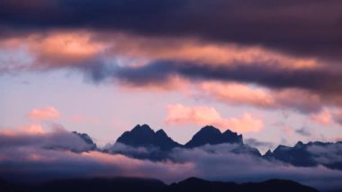 Polonya 'daki Tatra Dağları' nın arka planında bulutların hızlandırılmış hareketi