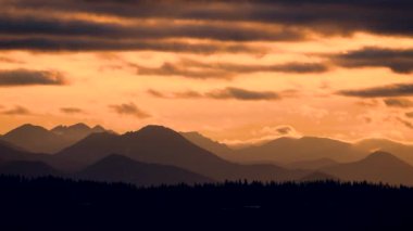 Polonya 'daki Tatra Dağları' nın arka planında bulutların hızlandırılmış hareketi