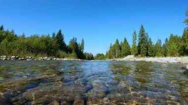 Oksijenle dolu dağ gibi akan nehirler, Jurgow poland.