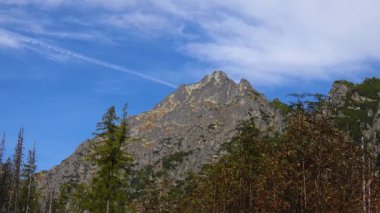 Yüksek Tatra Dağları 'nın yürüyüş tepesinden görünüşü, Stary Smokovec. Slovakya, zaman aşımı