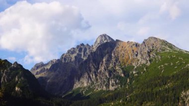 Yüksek Tatra Dağları 'nın yürüyüş tepesinden görünüşü, Stary Smokovec. Slovakya, zaman aşımı