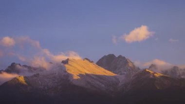 Tatra dağları gökyüzünde bulutların hareketi zaman aşımına uğrar