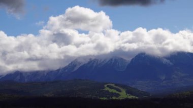 Tatra dağları gökyüzünde bulutların hareketi zaman aşımına uğrar