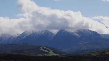 Tatra dağları gökyüzünde bulutların hareketi zaman aşımına uğrar