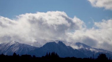 Tatra dağları gökyüzünde bulutların hareketi zaman aşımına uğrar