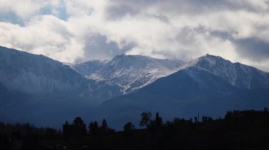 Vysokogorsk Meteorolojik Gözlemevi. Kasprowy Wierch. Tatra dağları gökyüzünde bulutların hareketi zaman aşımına uğrar