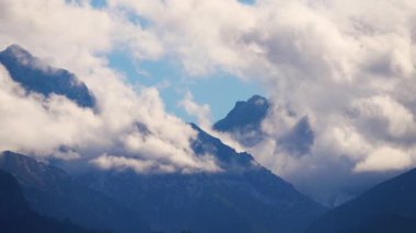 Tatra dağları gökyüzünde bulutların hareketi zaman aşımına uğrar