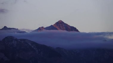Tatra dağları gökyüzünde bulutların hareketi zaman aşımına uğrar