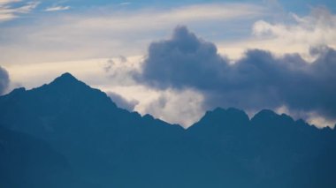 Tatra dağları gökyüzünde bulutların hareketi zaman aşımına uğrar
