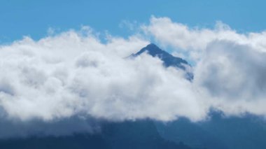 Tatra dağları gökyüzünde bulutların hareketi zaman aşımına uğrar
