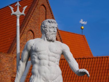  Müze ve kilisenin önünde Neptun heykeli olan 16 / 02 / 2023 Hel City. İmdat, Polonya. 