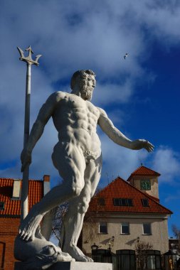  Müze ve kilisenin önünde Neptun heykeli olan 18 / 02 / 2023 Hel City. İmdat, Polonya. 