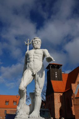  Müze ve kilisenin önünde Neptun heykeli olan 18 / 02 / 2023 Hel City. İmdat, Polonya. 