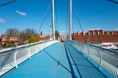 2023-04-22; Mikolajki 'deki yaya köprüsü, Sıcak-Masurya Voyvoda, Polonya.