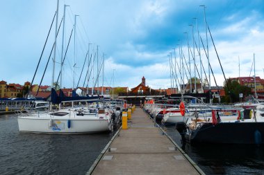 2023-04-27; yatlar Polonya 'nın Mikolajki limanına yanaştı.