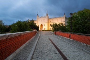 2023-05-07; Lublin, Polonya 'daki tarihi şatonun önünde