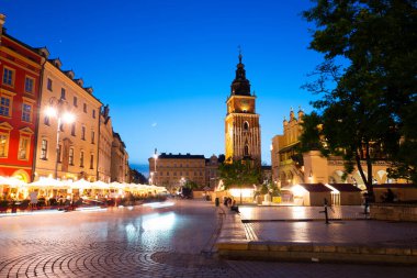 2023-05-19; Akşam Ana Pazar Meydanı, Krakow, Polonya.