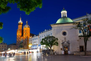 2023-05-19; Akşam Ana Pazar Meydanı, Krakow, Polonya.