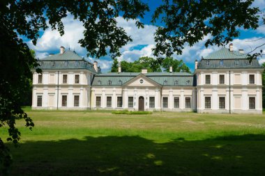 2023-05-30; 18. yüzyılın başında Sieniawa 'da inşa edilen tarihi Sieniawa Sarayı. Polonya                               