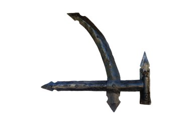 Kapıdaki antika metal menteşeler beyaz arka planda izole edilmiş.