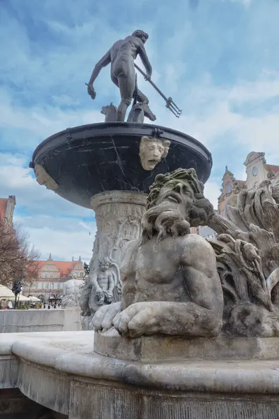 Polonya 'nın eski kenti Gdansk' ta 2023-03-14 Neptün Heykeli