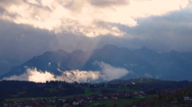 Tatra dağları gökyüzünde bulutların hareketi zaman aşımına uğrar