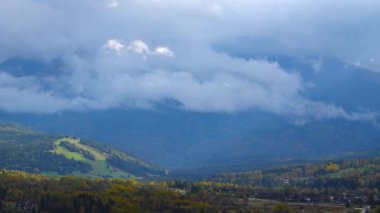 Jurgow, zaman aşımı. Tatras Dağları üzerinde bulutların hareketi. Dağlardaki köy. Polonya
