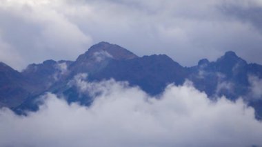 Tatra dağları gökyüzünde bulutların hareketi zaman aşımına uğrar