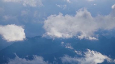 Tatra dağları gökyüzünde bulutların hareketi zaman aşımına uğrar