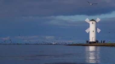 2023-11-27; Stawa Mlyny, Yel değirmeni şeklindeki navigasyon feneri Swinoujscie, Polonya