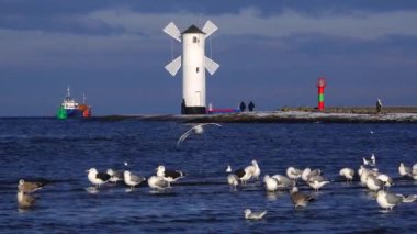 2023-11-27; Stawa Mlyny, Yel değirmeni şeklindeki navigasyon feneri Swinoujscie, Polonya