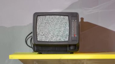 Eski televizyon, televizyondaki gürültü sonra mavi ekran içeriğinizi ekliyor. ses