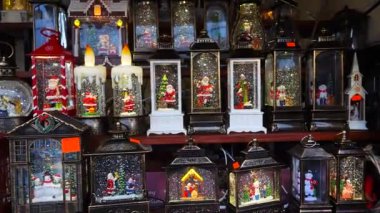 1812 2023, Noel Baba 'yla siyah arka planda yeni yıl oyuncakları.