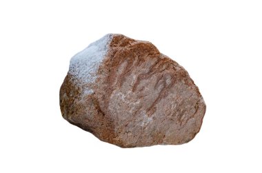 Beyaz arkaplanda karlı kırmızı taş