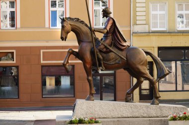 1710 22: Belediye binası ve Prens Kazimierz 1 'in anıtı Opole' deki pazar meydanında. Polonya