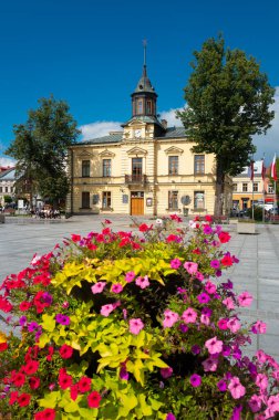  2023-09-04; Nowy Targ 'daki belediye binası pazar meydanı. Polonya