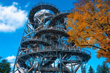 2022-10-13 Sky Walk gözlem kulesi Sweradow Zdroj, Polonya. Anıtların turistik ilgi odağı