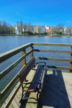 2023-04-21, antik Ketrzyn şehrinin gölden görünüşü. ketrzyn. Polonya,