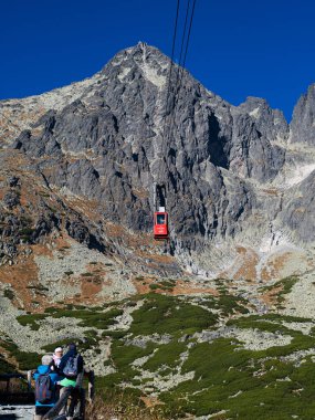  2023-10-18; Lomnicky Dağı 'nın tepesindeki ev, Tatranska Lomnica Slovakya
