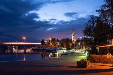 2023-04-22; Mikolajki, Polonya limanındaki akşam tekneleri.